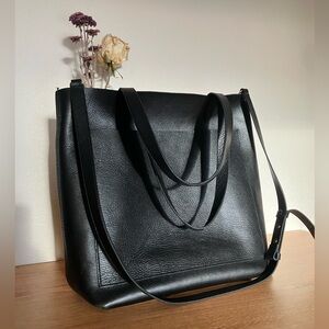 The medium transport tote